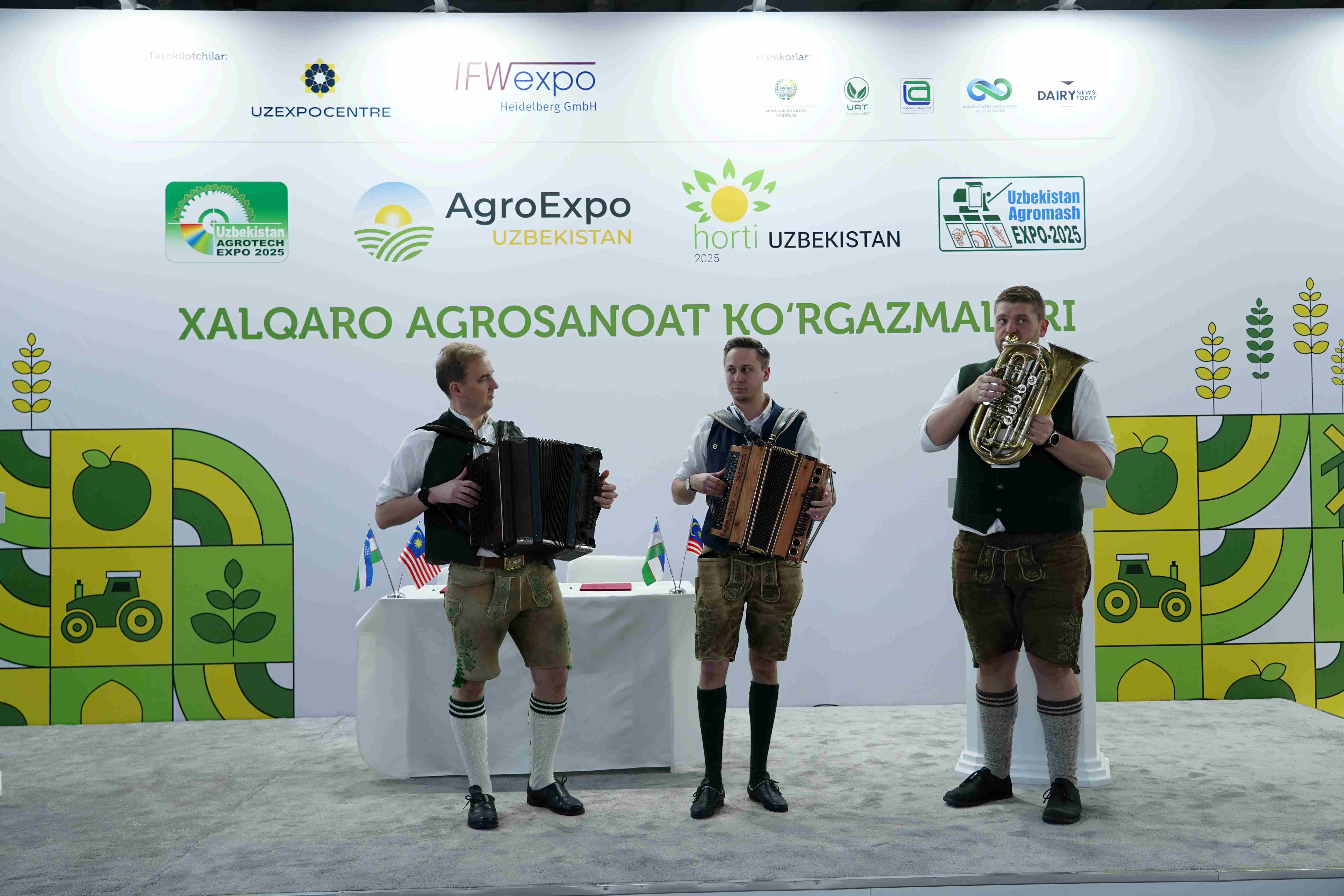 <span  class="uc_style_uc_tiles_grid_image_elementor_uc_items_attribute_title" style="color:#ffffff;">DSC03573</span>